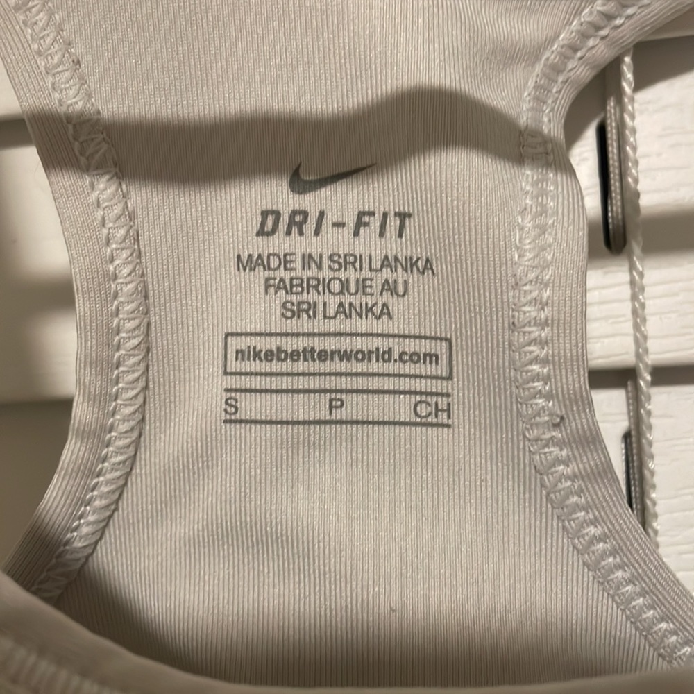 Nike dri-fit woman’s sports bra - Picture 3 of 3